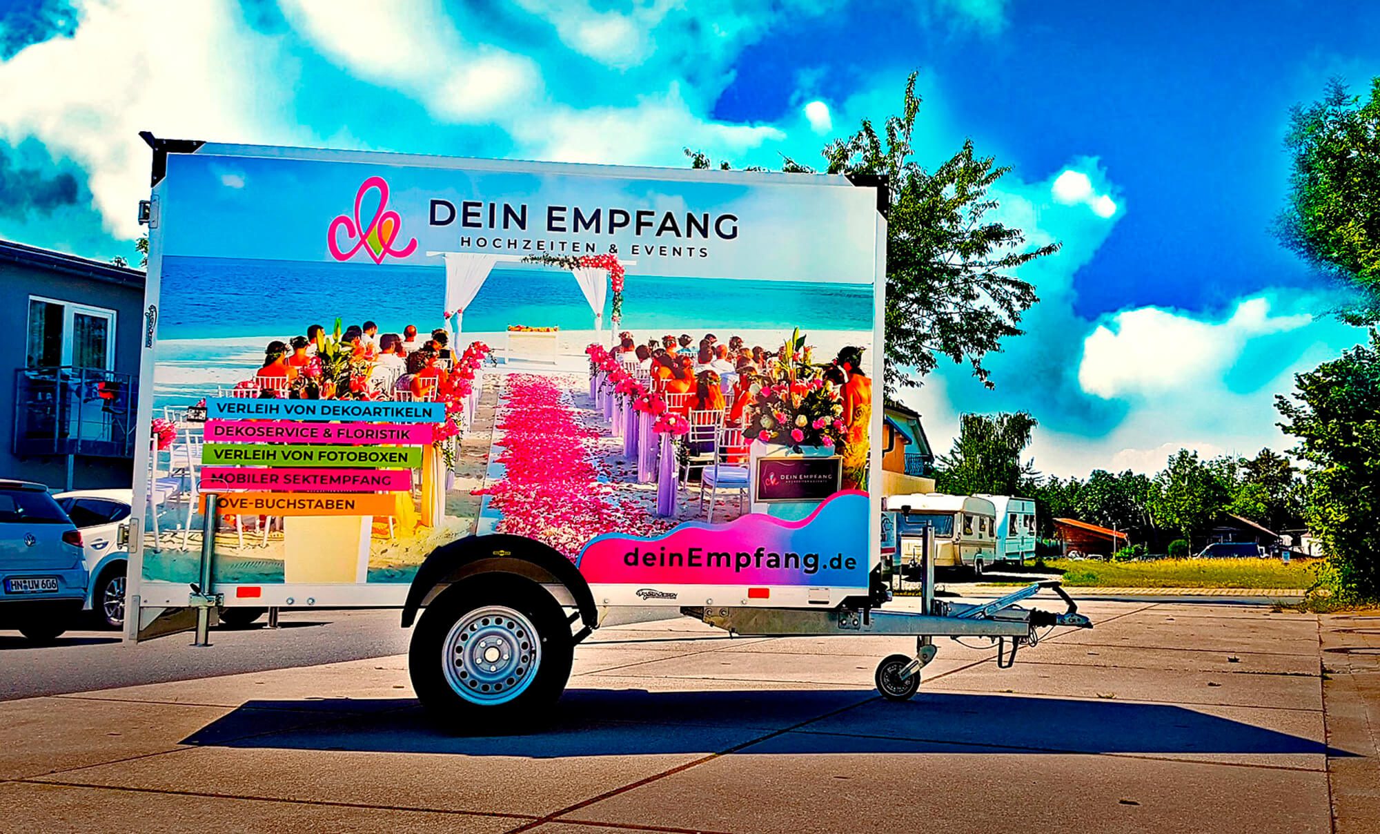 04SignDesignLeistungenDigitaldruckAufkleberFolierungAnhaengerDeinEmpfangHochzeitenEvents